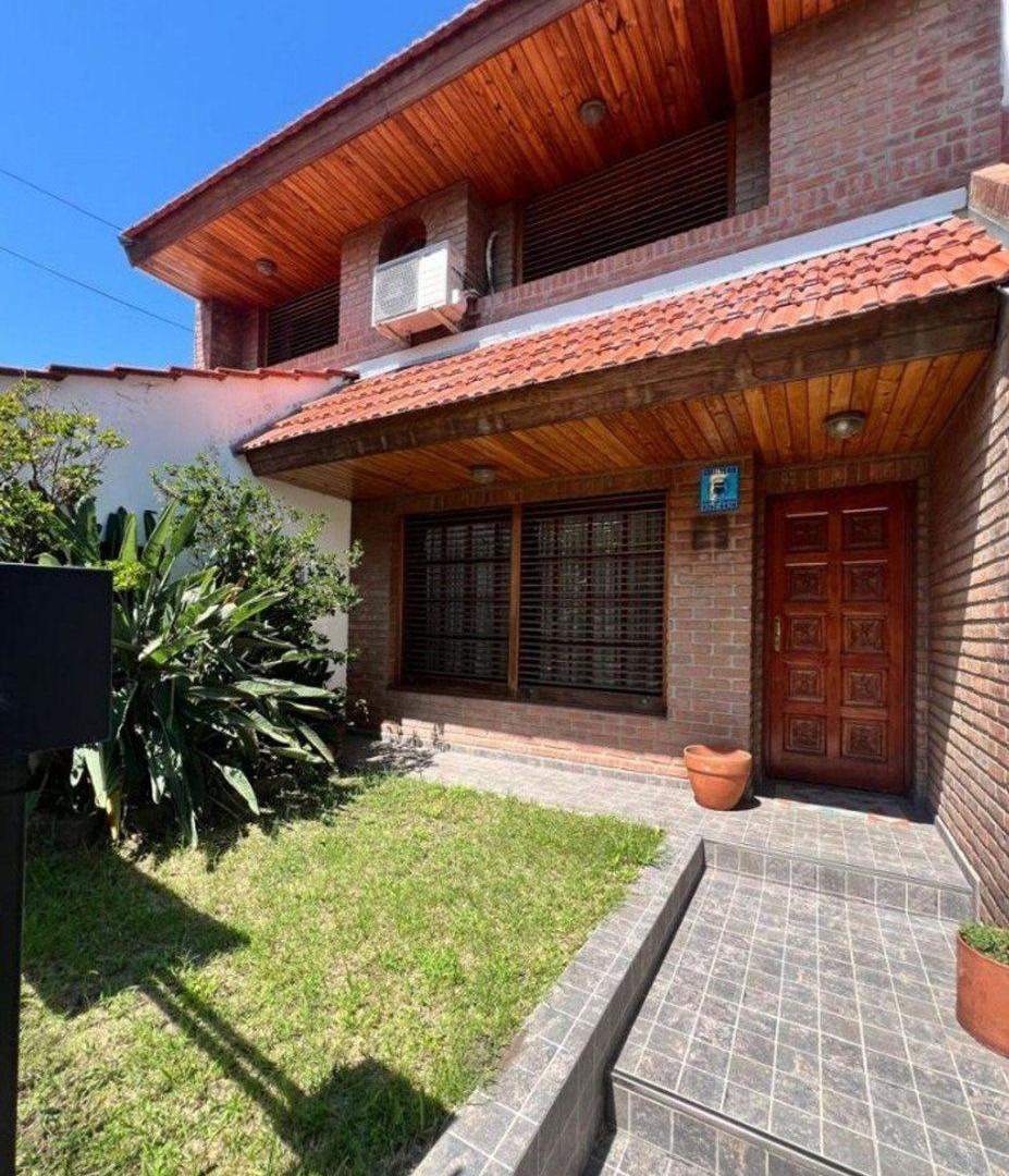 Foto de VENTA CASA 4 AMBIENTES 2 COCHERA PARRILLA LANUS, imagen 1