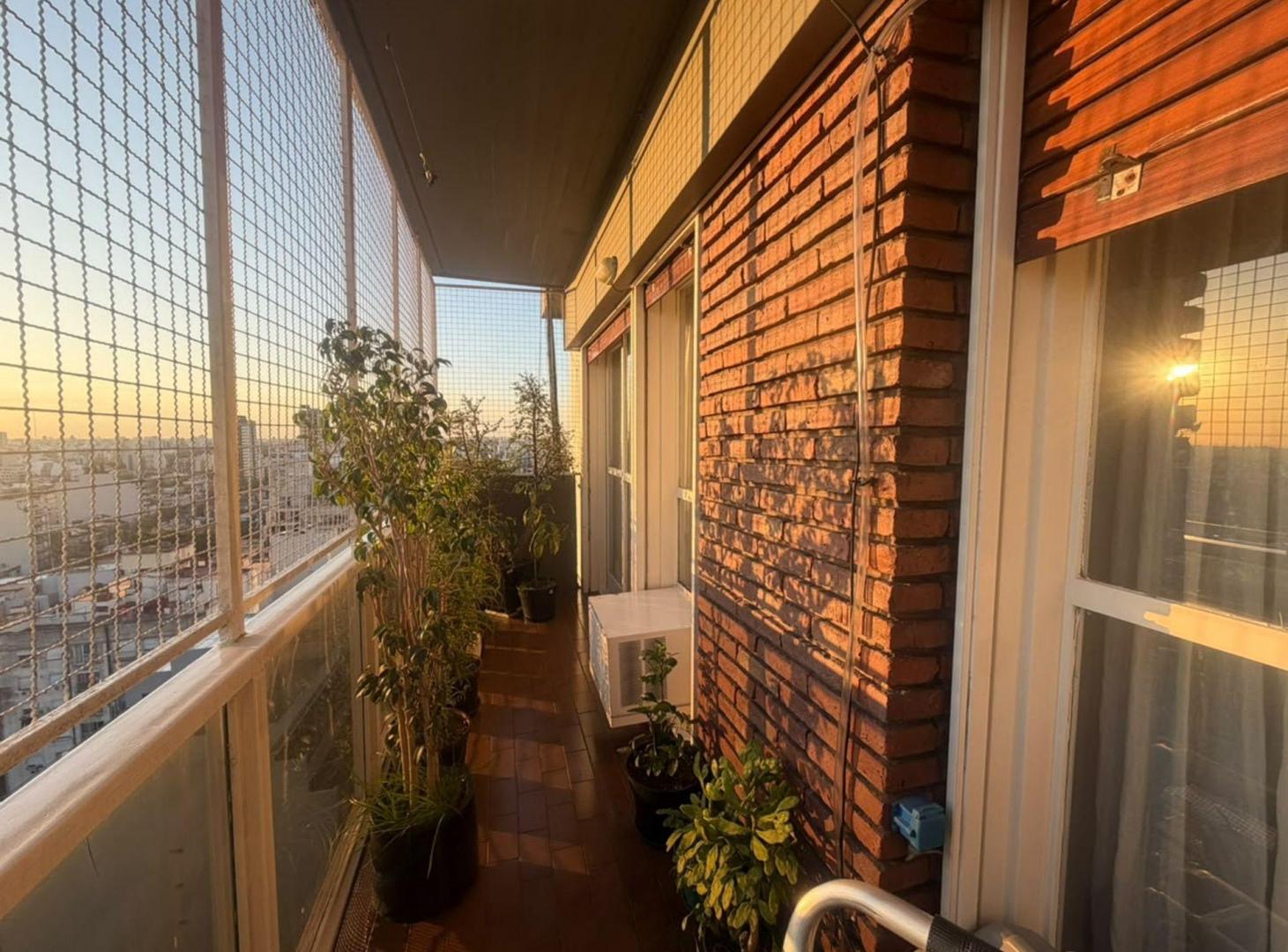 Foto de VENTA DEPTO 4 AMB CON BALCÓN Y COCHERA EN FLORES, imagen 2