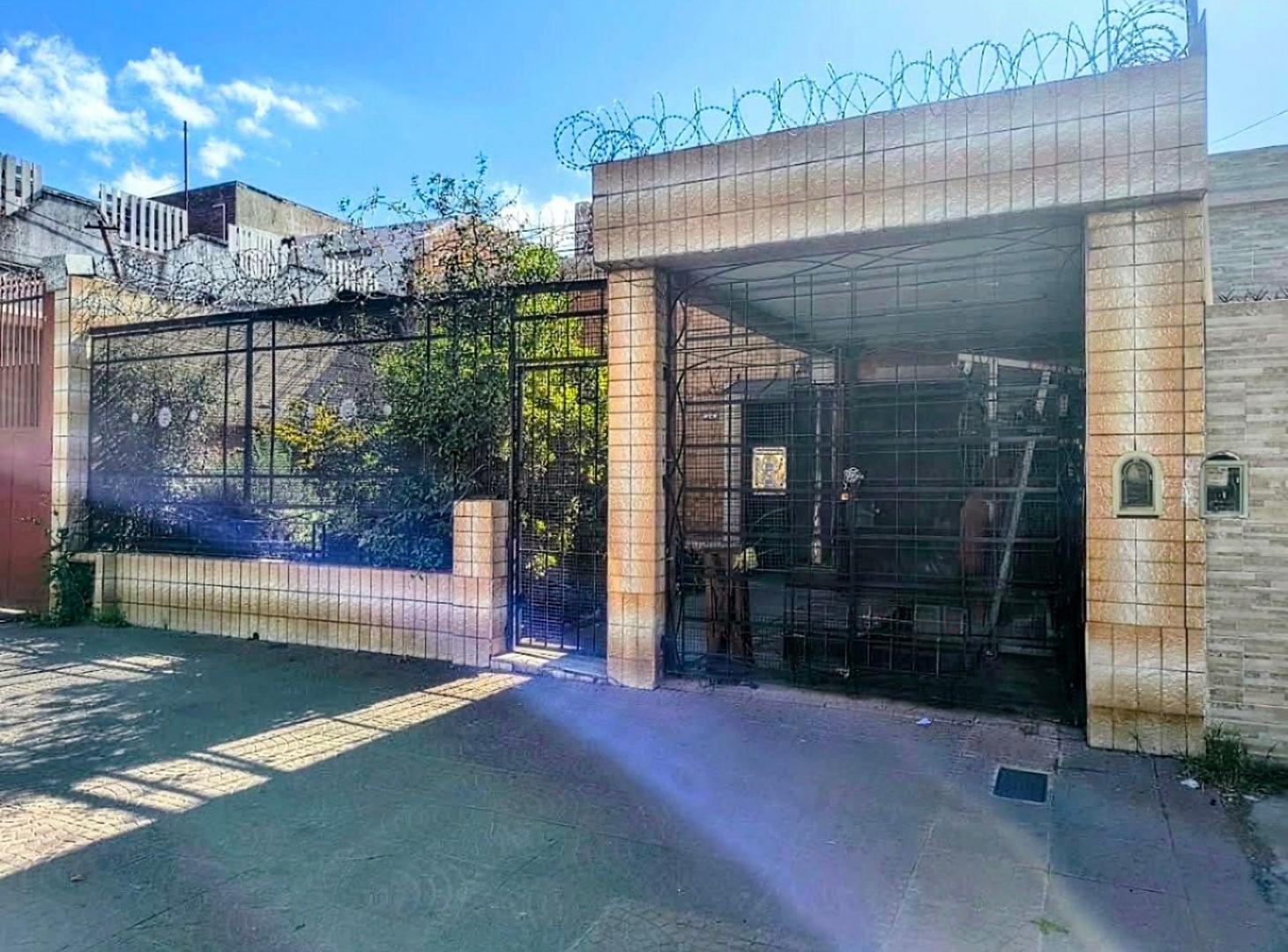 Foto de VENTA CASA 4 AMB. C/COCHERA 2 TERRAZAS Y QUINCHO, imagen 2