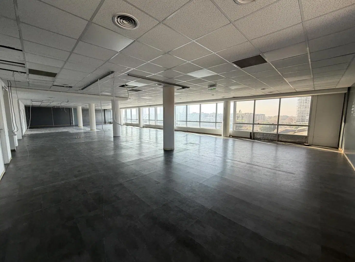 VENTA - Oficina 178 m2   dos cocheras - Vista abierta a Puerto Madero y al rio 2