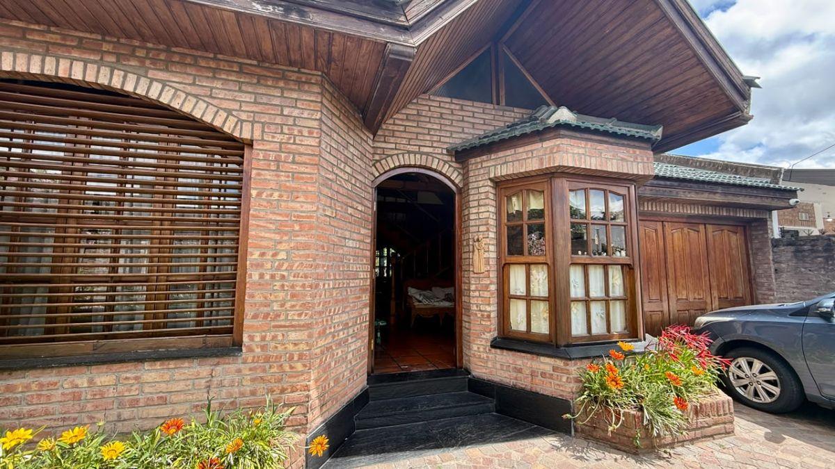 Foto de CHALET 4 AMBIENTES CON COCHERA, FONDO Y PILETA. LOTE 9,53x40 mts., imagen 4