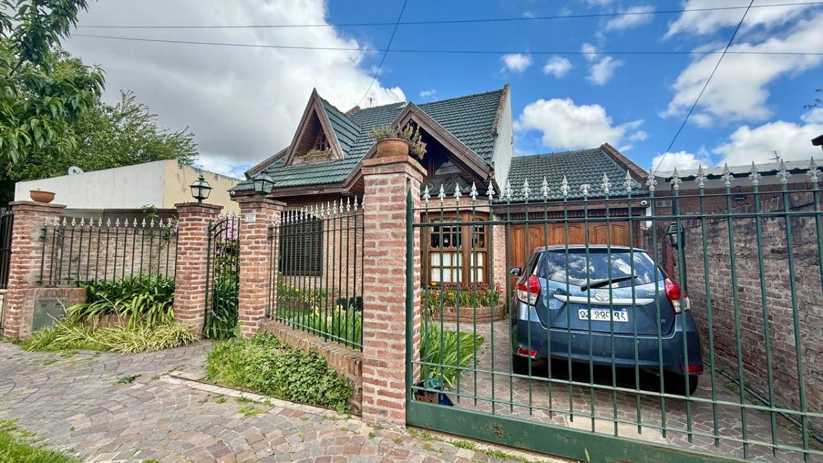 Foto de CHALET 4 AMBIENTES CON COCHERA, FONDO Y PILETA. LOTE 9,53x40 mts., imagen 3