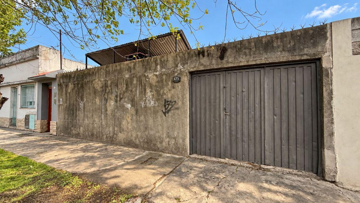 Foto de LOTE DE 8,66x18,43 CON SALON Y ENTRADA DE AUTO, imagen 3