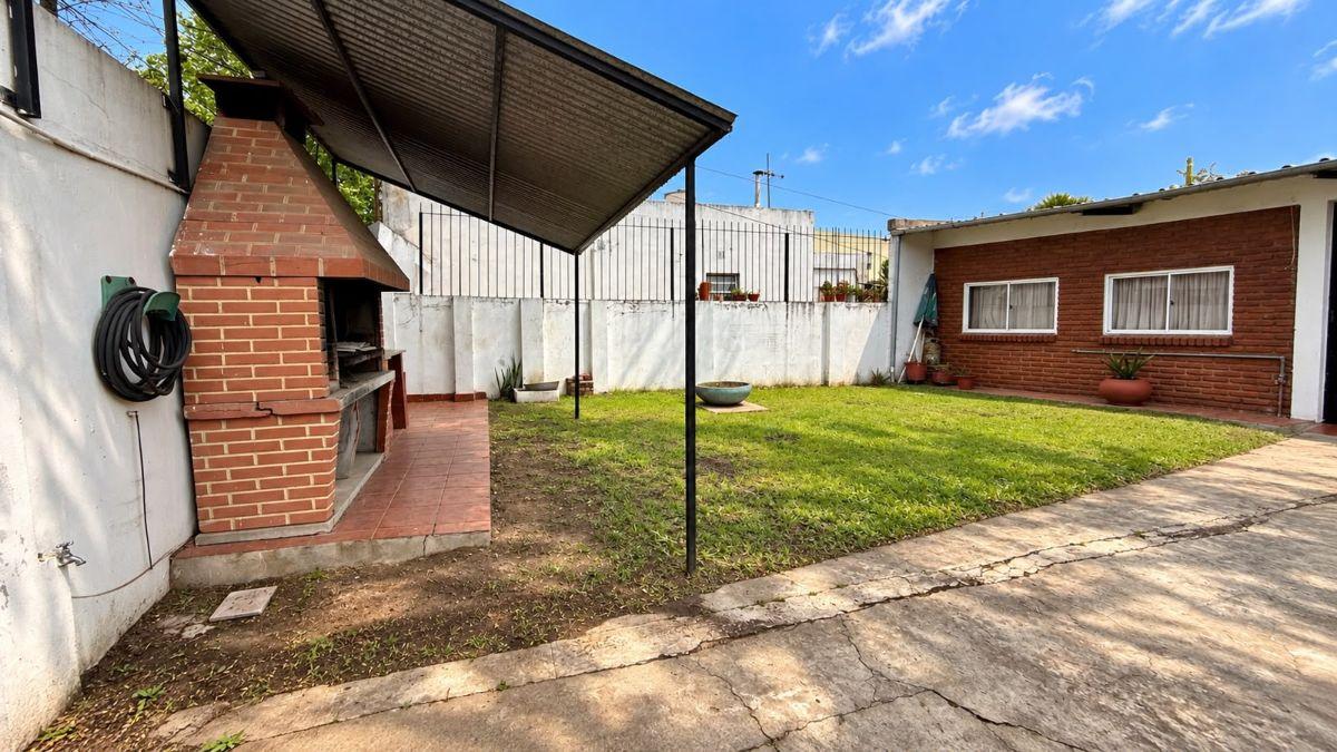 Foto de LOTE DE 8,66x18,43 CON SALON Y ENTRADA DE AUTO, imagen 5