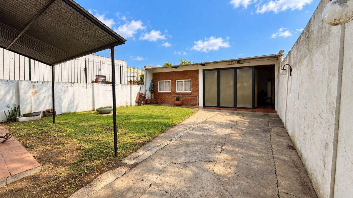Foto de LOTE DE 8,66x18,43 CON SALON Y ENTRADA DE AUTO, imagen 4