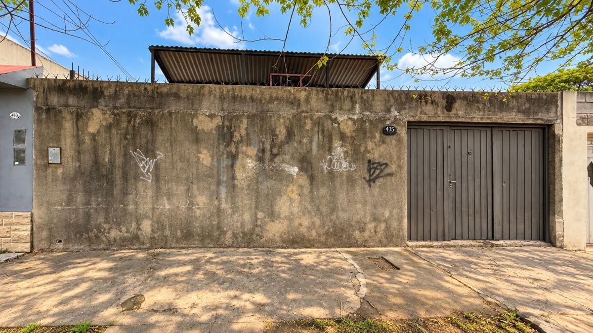 Foto de LOTE DE 8,66x18,43 CON SALON Y ENTRADA DE AUTO, imagen 2