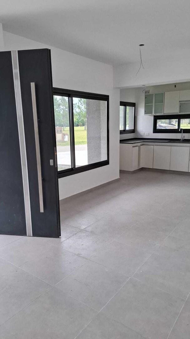 Foto de Casa a Estrenar en Barrio Cerrado El Cardal 2 | 3 Dorm | Pileta | Piso, imagen 4
