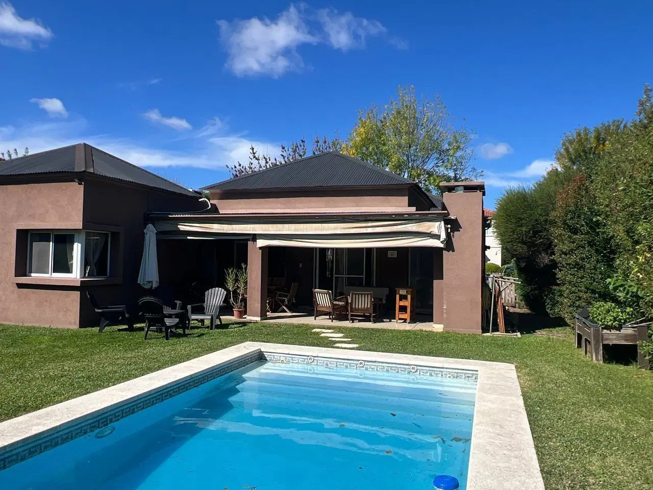 Casa en una planta  en Venta 3 dormitorios mas escritorio y 4 baños en Los Jazmines, Pilar del Este, 2