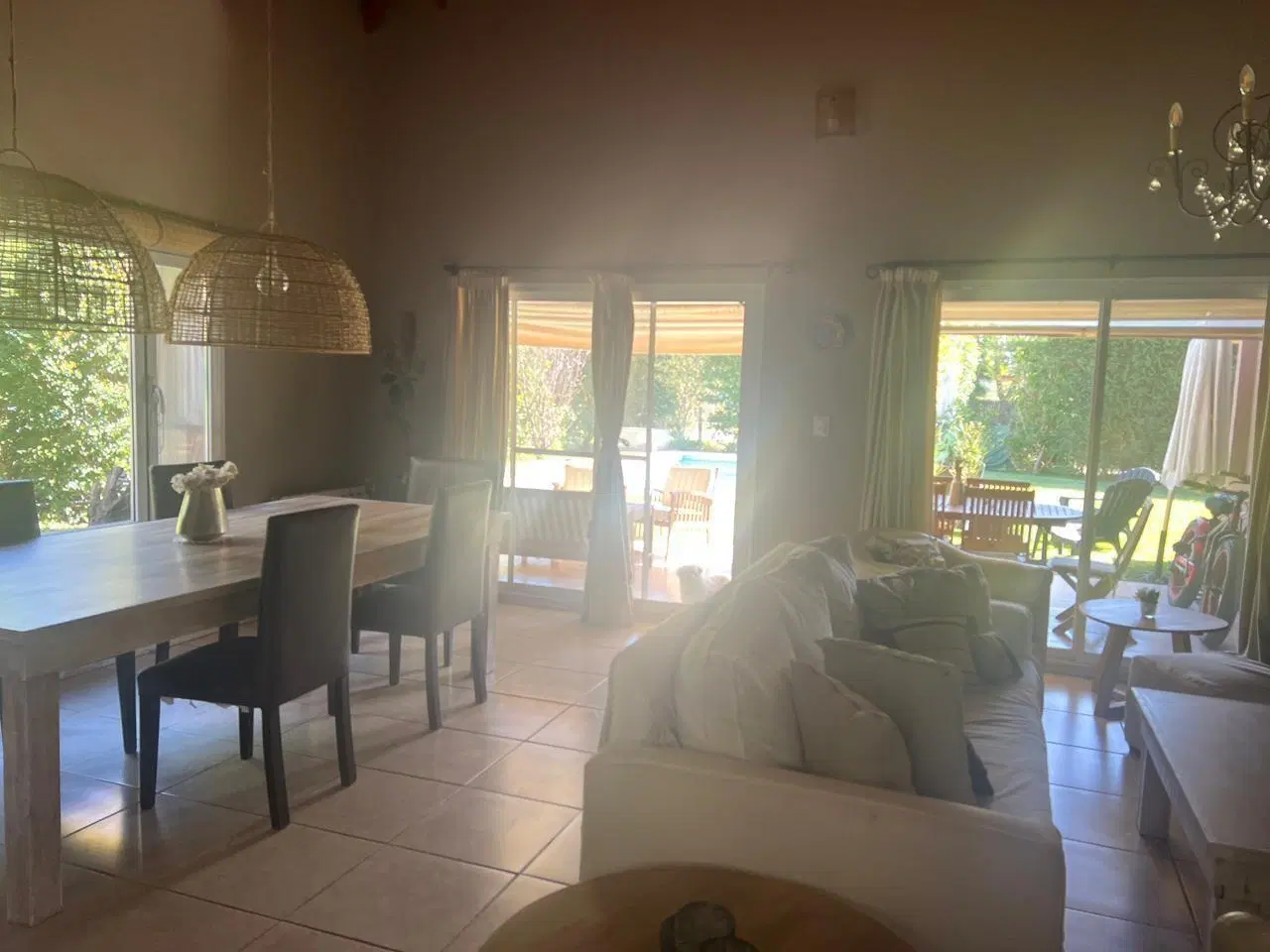 Casa en una planta  en Venta 3 dormitorios mas escritorio y 4 baños en Los Jazmines, Pilar del Este, 5