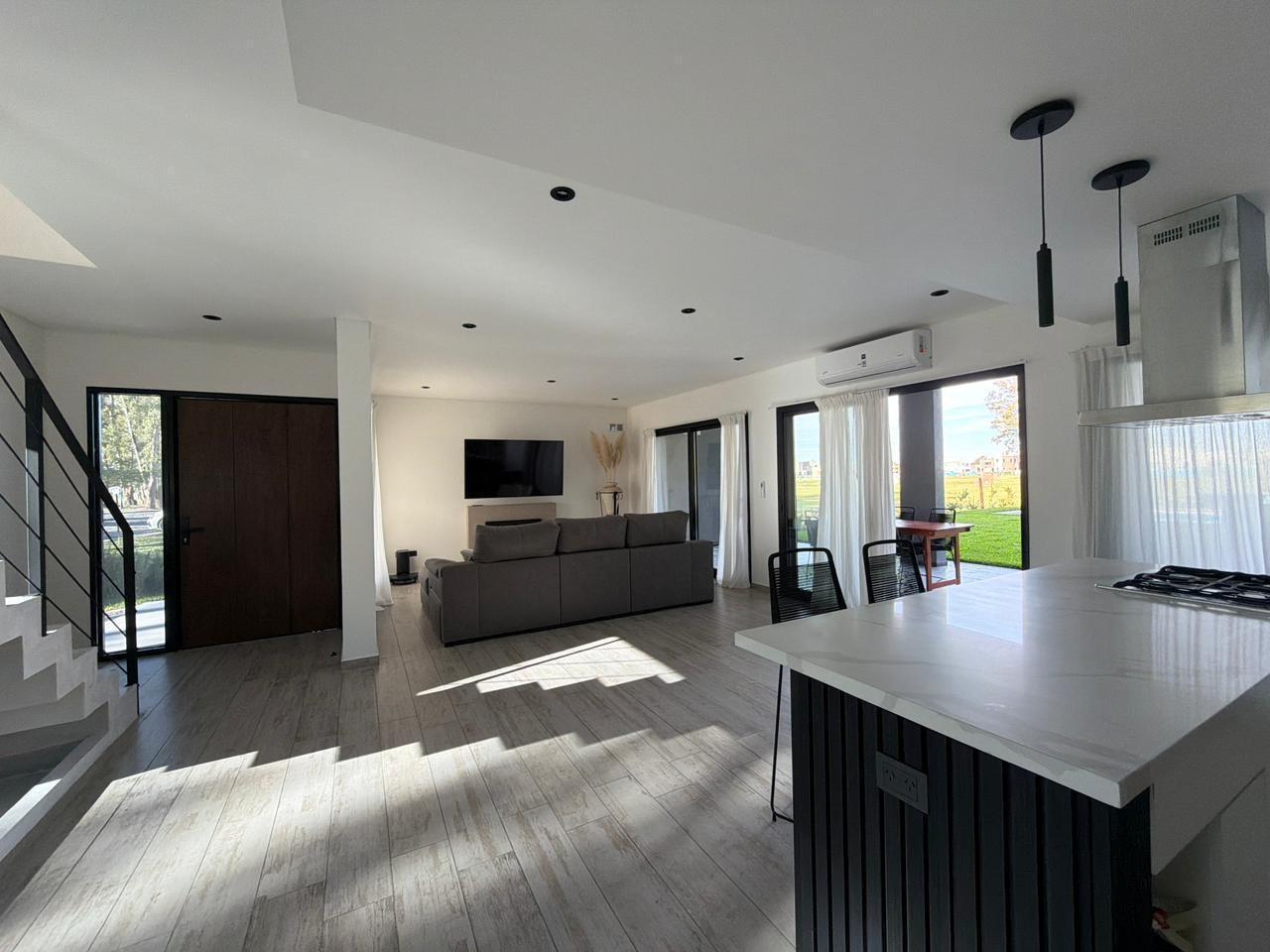 Casa en Venta 3 dormitorios 4 baños 1 año de antiguedad IMPECABLE en Santa Sofía, Pilar del Este,