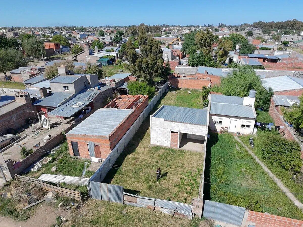 Foto de Lote En Venta En Bahía Blanca, Con Construcción Casa 1 Dorm, imagen 3