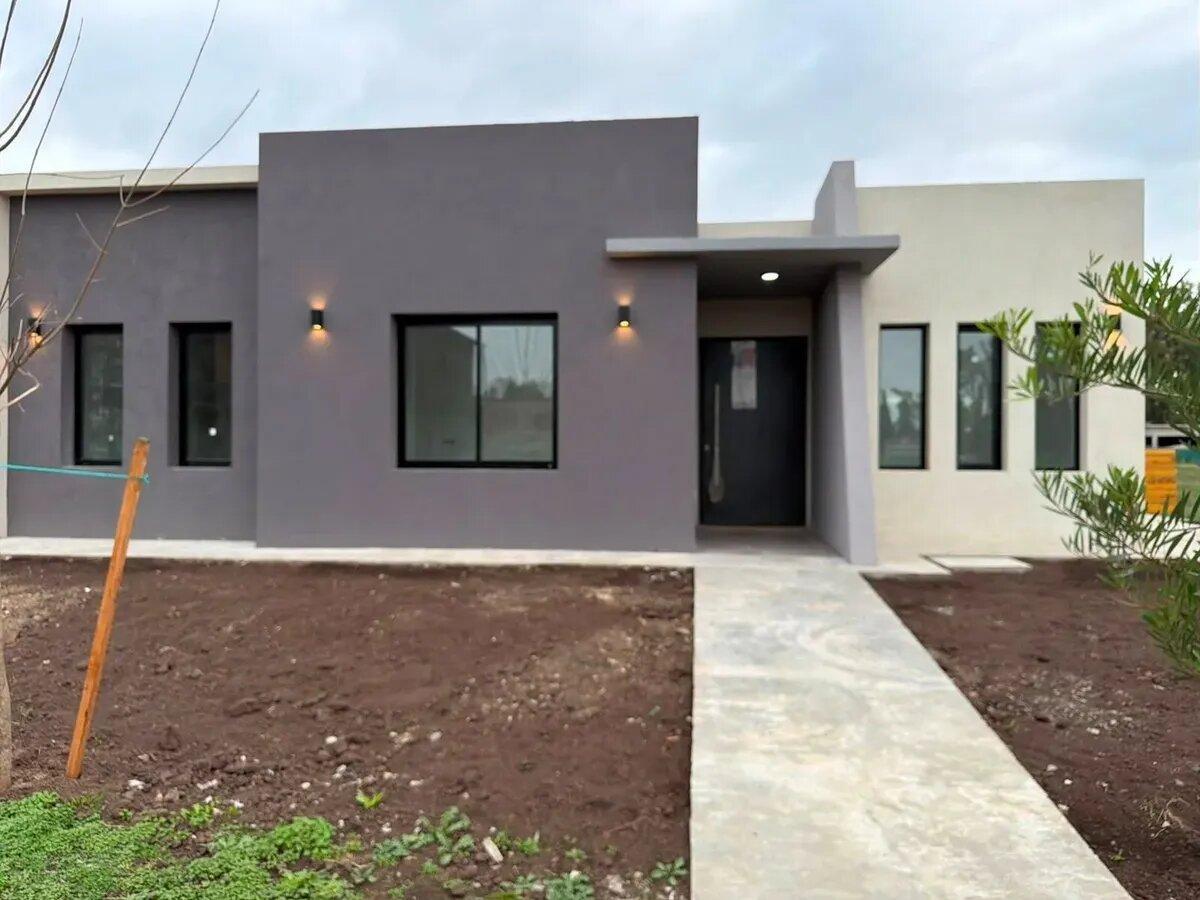 Foto de Venta Casa En 1 Planta , 3 Dormitorios Mas Escritorio, Pileta En Santa, imagen 2