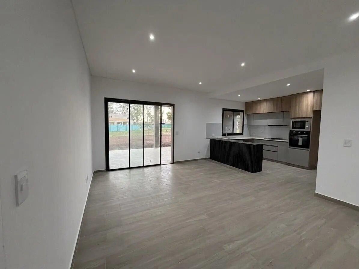 Foto de Venta Casa En 1 Planta , 3 Dormitorios Mas Escritorio, Pileta En Santa, imagen 3