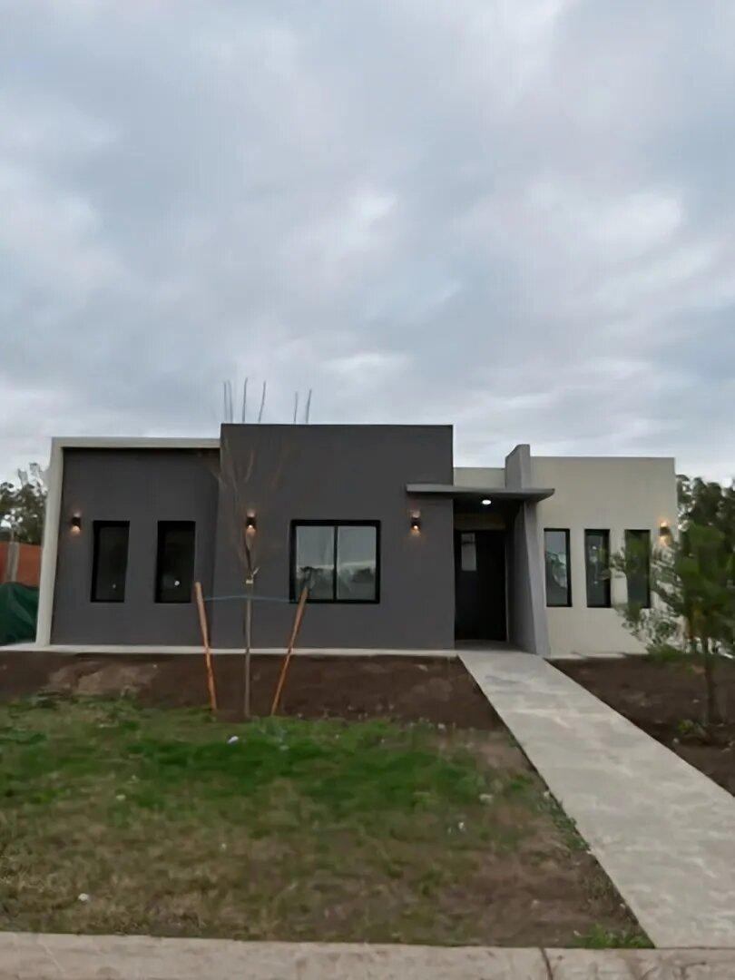 Foto de Venta Casa En 1 Planta , 3 Dormitorios Mas Escritorio, Pileta En Santa, imagen 1