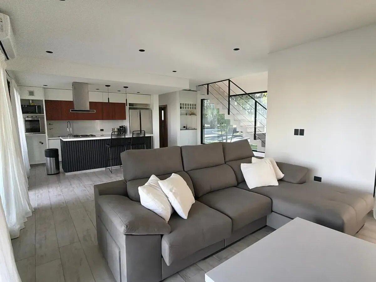 Foto de Casa En Venta 3 Dormitorios 4 Baños 1 Año De Antiguedad Impecable, imagen 2