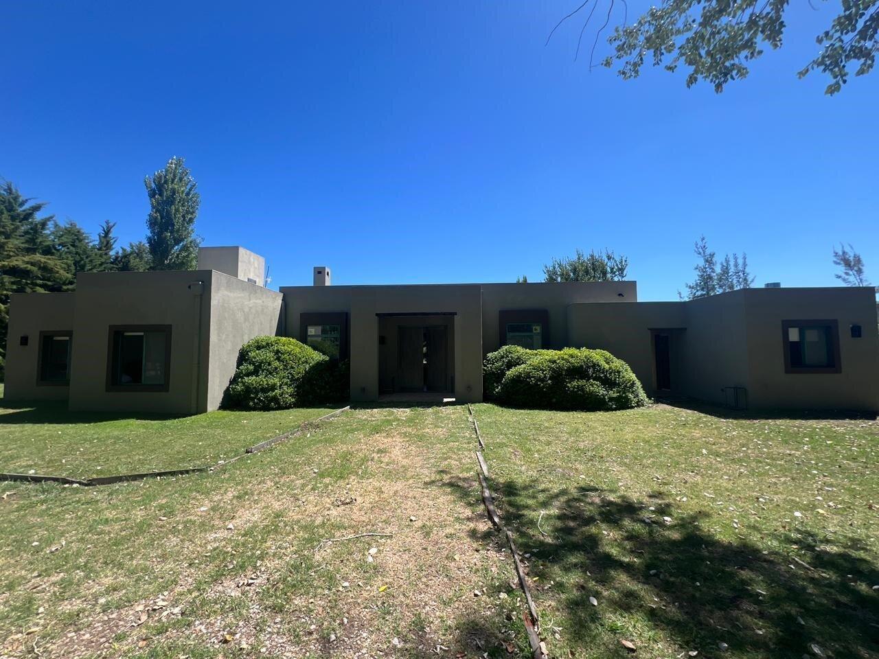 Foto de Casa en VENTA, 3 dormitorios más dependecia, en amplio lote y pileta, imagen 2
