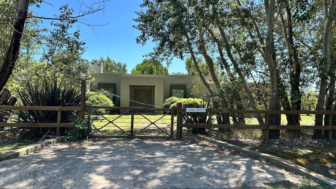 Foto de Casa en VENTA, 3 dormitorios más dependecia, en amplio lote y pileta, imagen 1