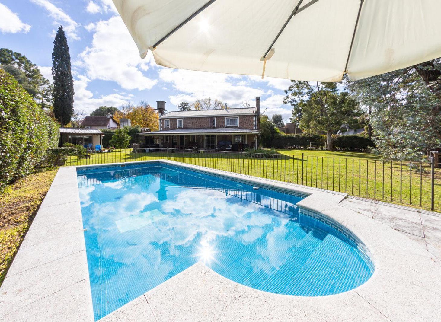 Foto de Chalet Tradicional en Acacias Blancas | Lote de 1244m² con Piscina y, imagen 2