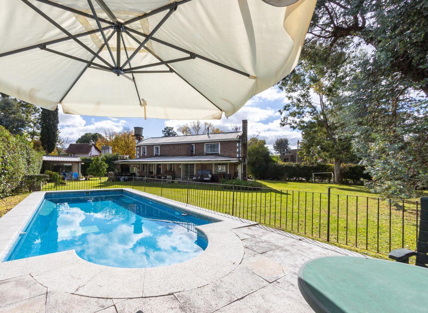 Foto de Chalet Tradicional en Acacias Blancas | Lote de 1244m² con Piscina y, imagen 3