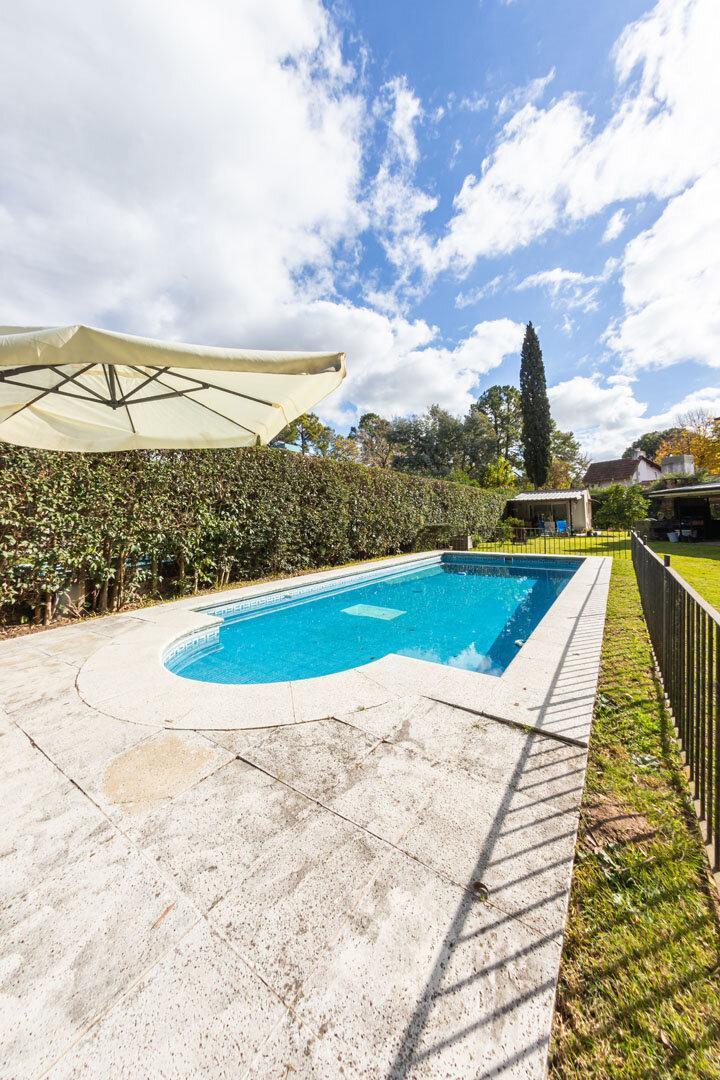 Foto de Chalet Tradicional en Acacias Blancas | Lote de 1244m² con Piscina y, imagen 5