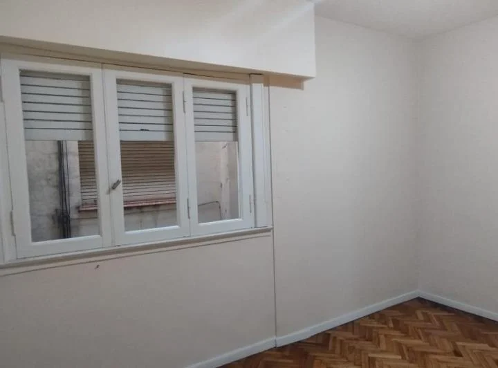 Precioso semipiso de 3 ambientes con balcón corrido a la calle