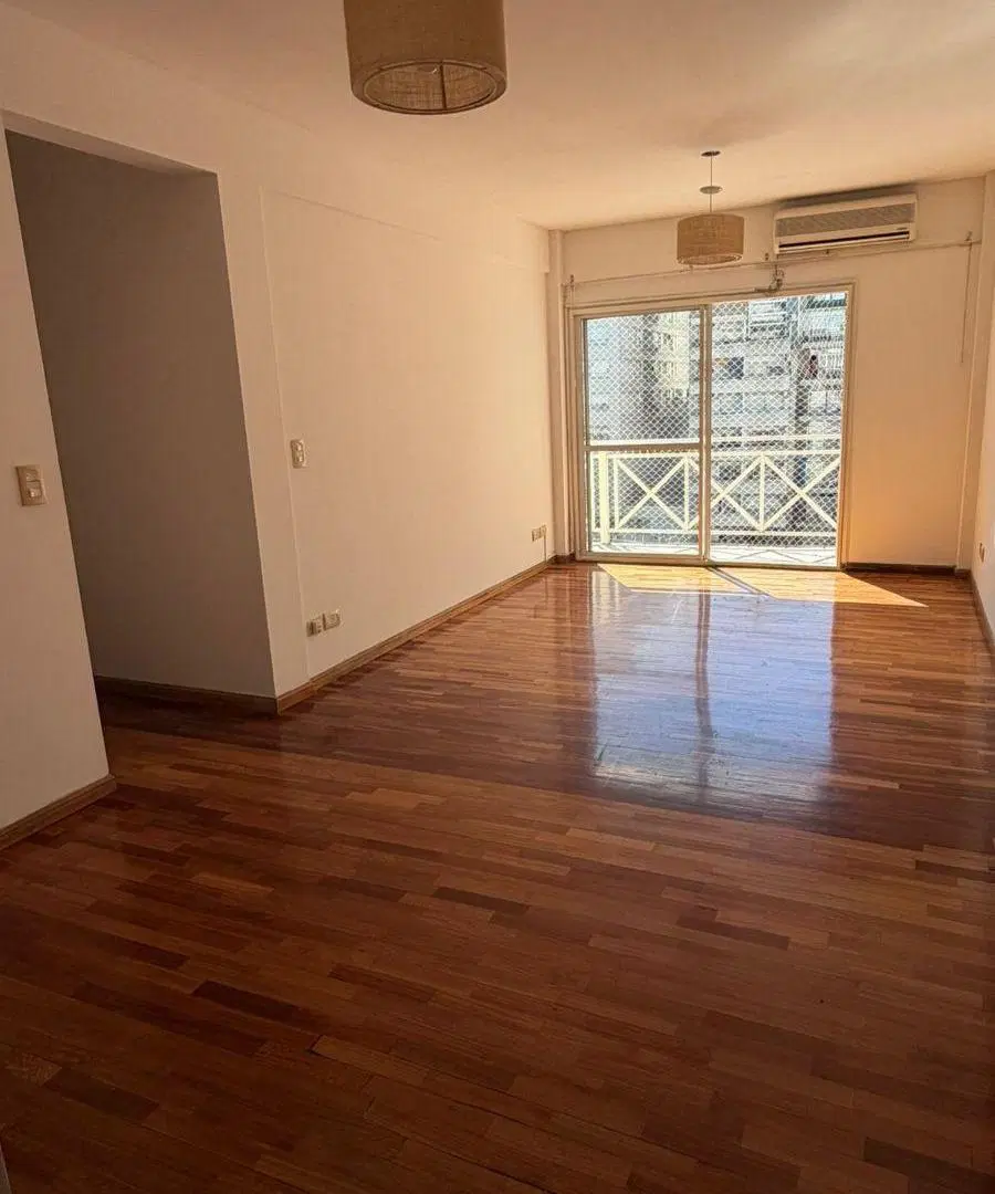 Precioso 3 amb en venta con balcon corrido y cochera de 22 años. 2