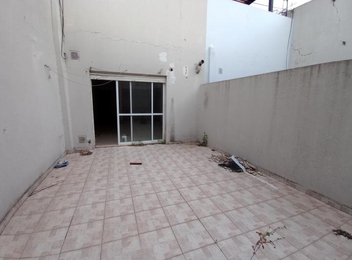 Alquiler Monoambiente en Liniers con Patio Grande 2