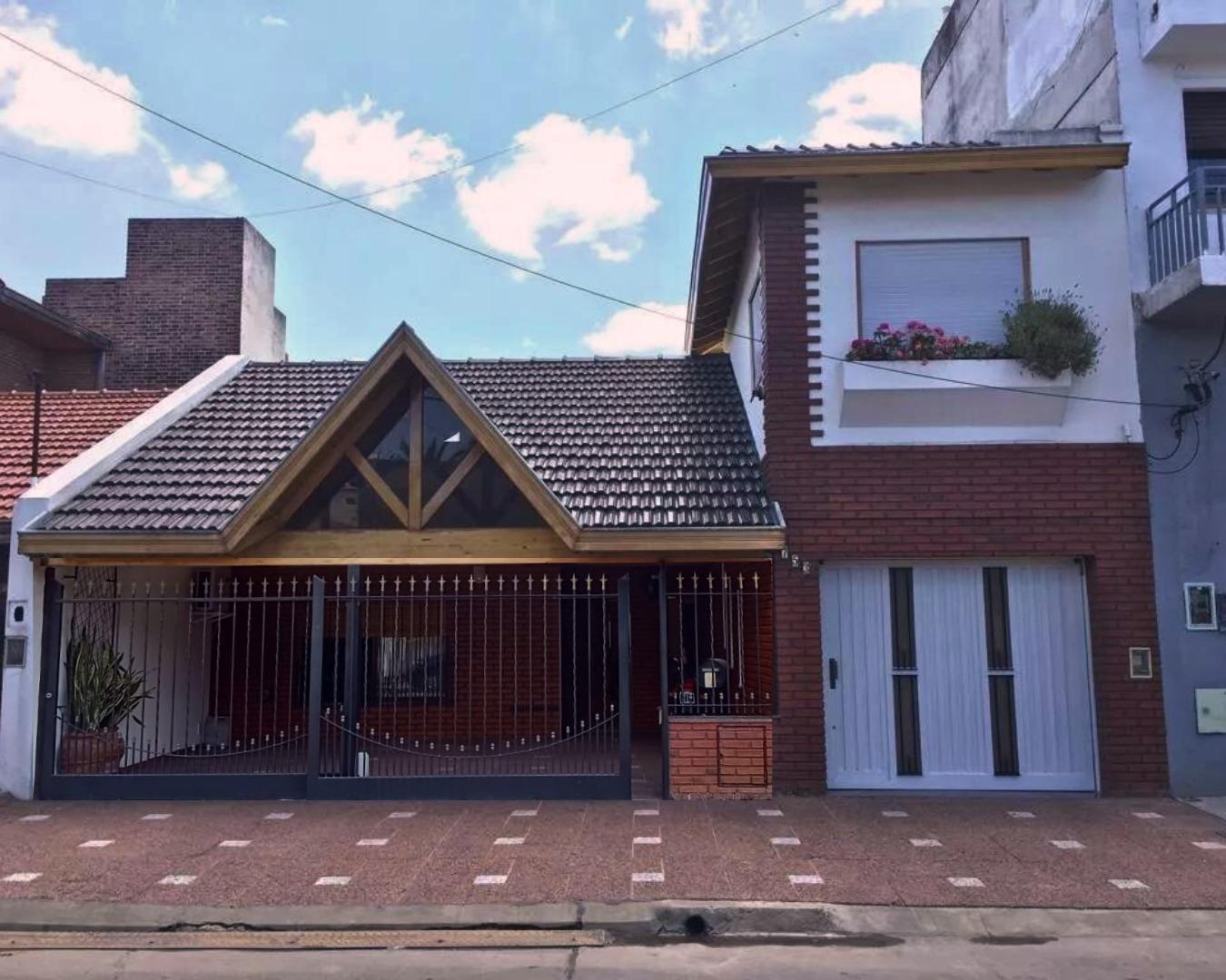 Chalet • 5 ambientes • Excelente estado , escucha oferta • Cabrera 700 Lomas del Mirador