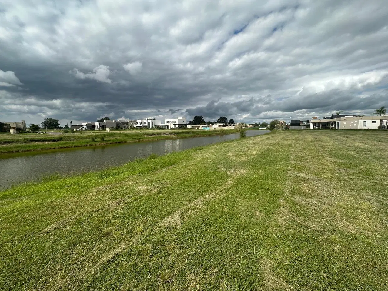 Permuta por propiedad, lote 800m2 • Fondo a laguna • Barrio la Alameda 3