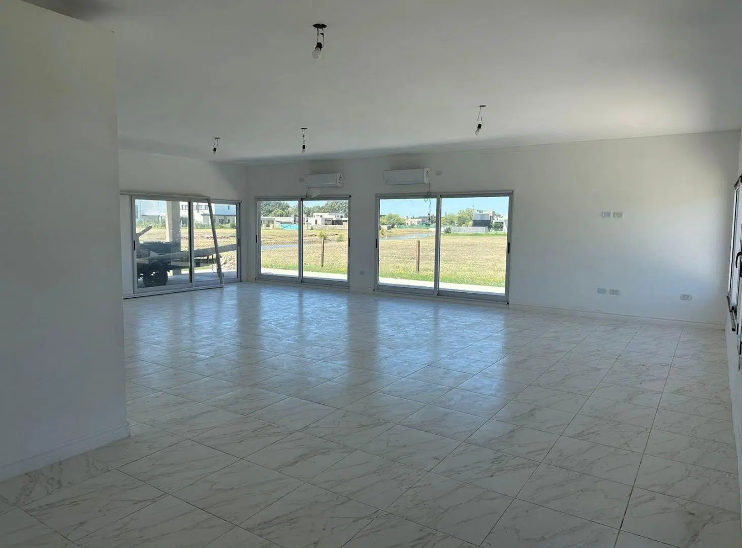 Casa en venta o alquiler en La Alameda a la laguna con pileta 3