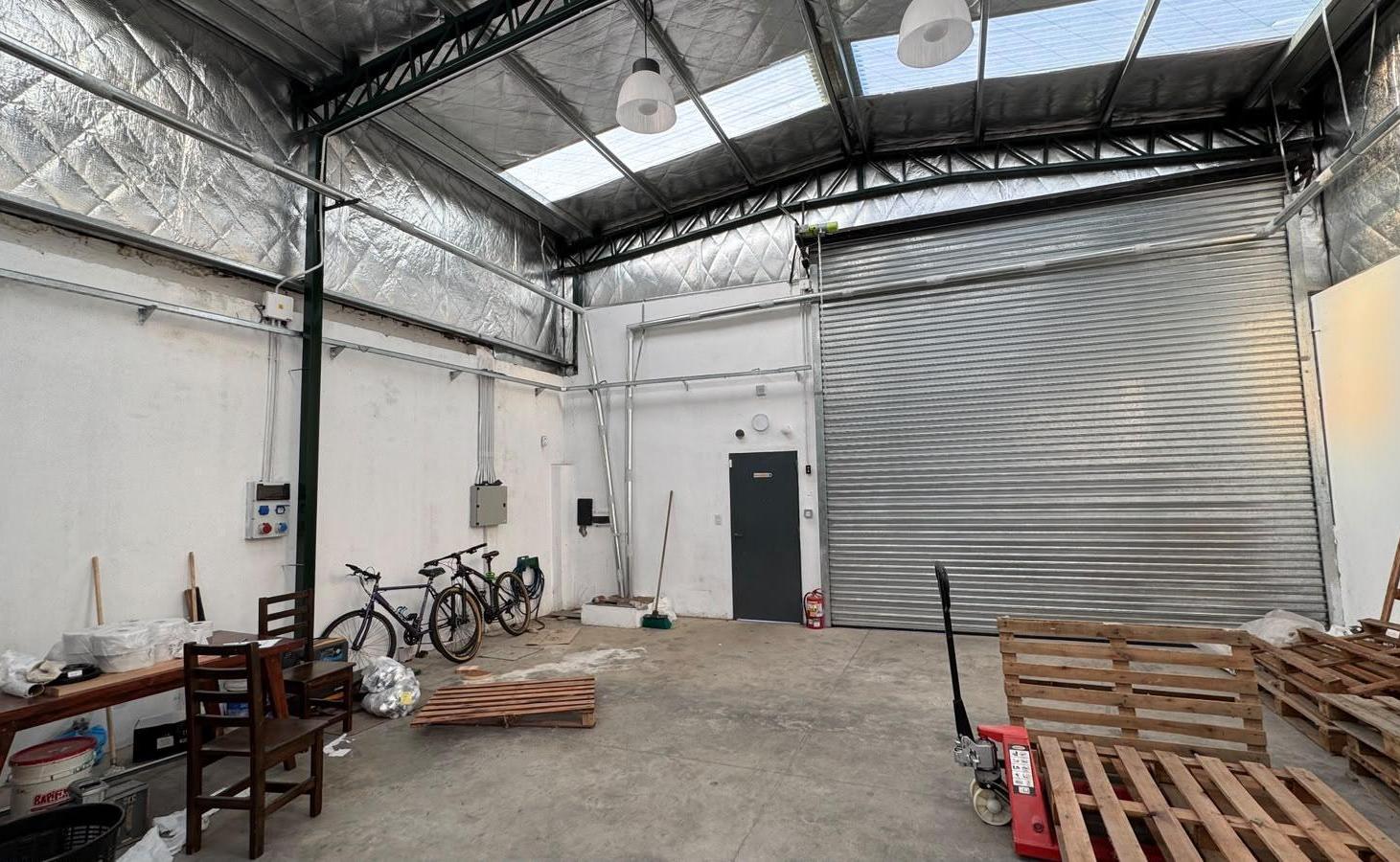 Foto de Galpón en Venta - A estrenar - Con renta Ideal Inversion - Ciudadela, imagen 2