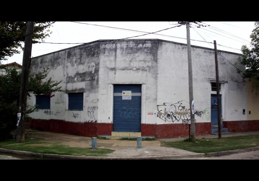 TIGRE: EXCELENTE LOCAL CON DEPTO DE 2 AMBIENTES Y PATIO- (ph frente)
