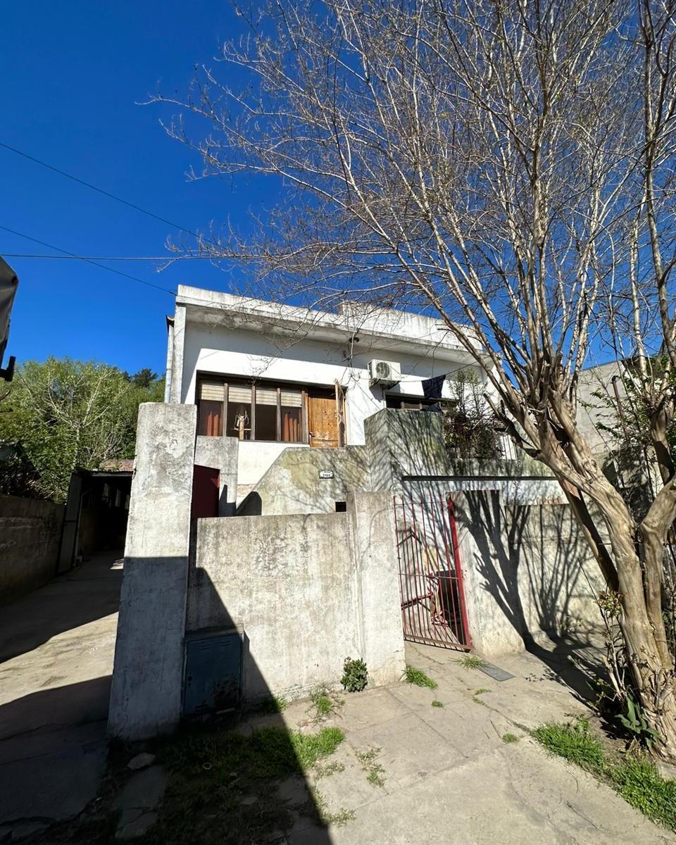 Casa De 3 Ambientes + Galpon