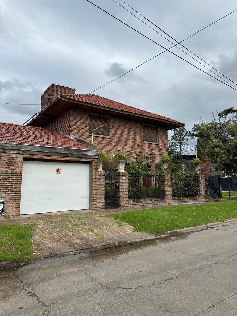 EXCELENTE CASA EN DOS PLANTAS GARAGE, JARDIN , PILETA
