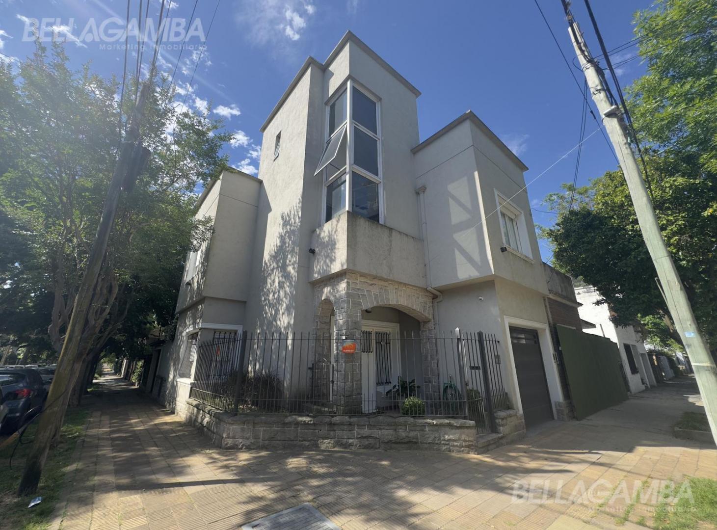 CASA VENTA VICENTE LÓPEZ 4 AMBIENTES COCHERA