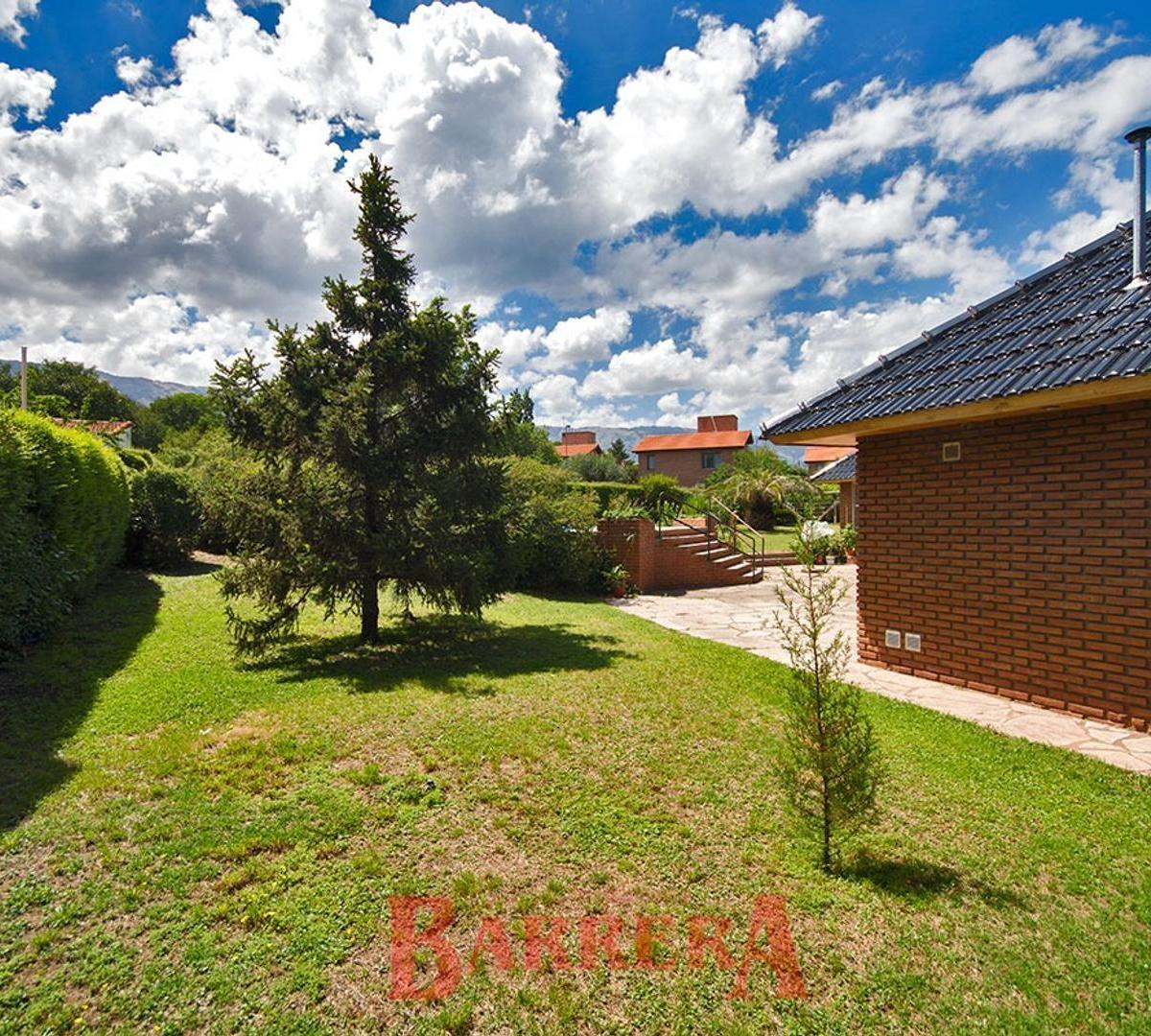 Imponente Chalet, centro de Villa de Merlo s/lote 1500 m2