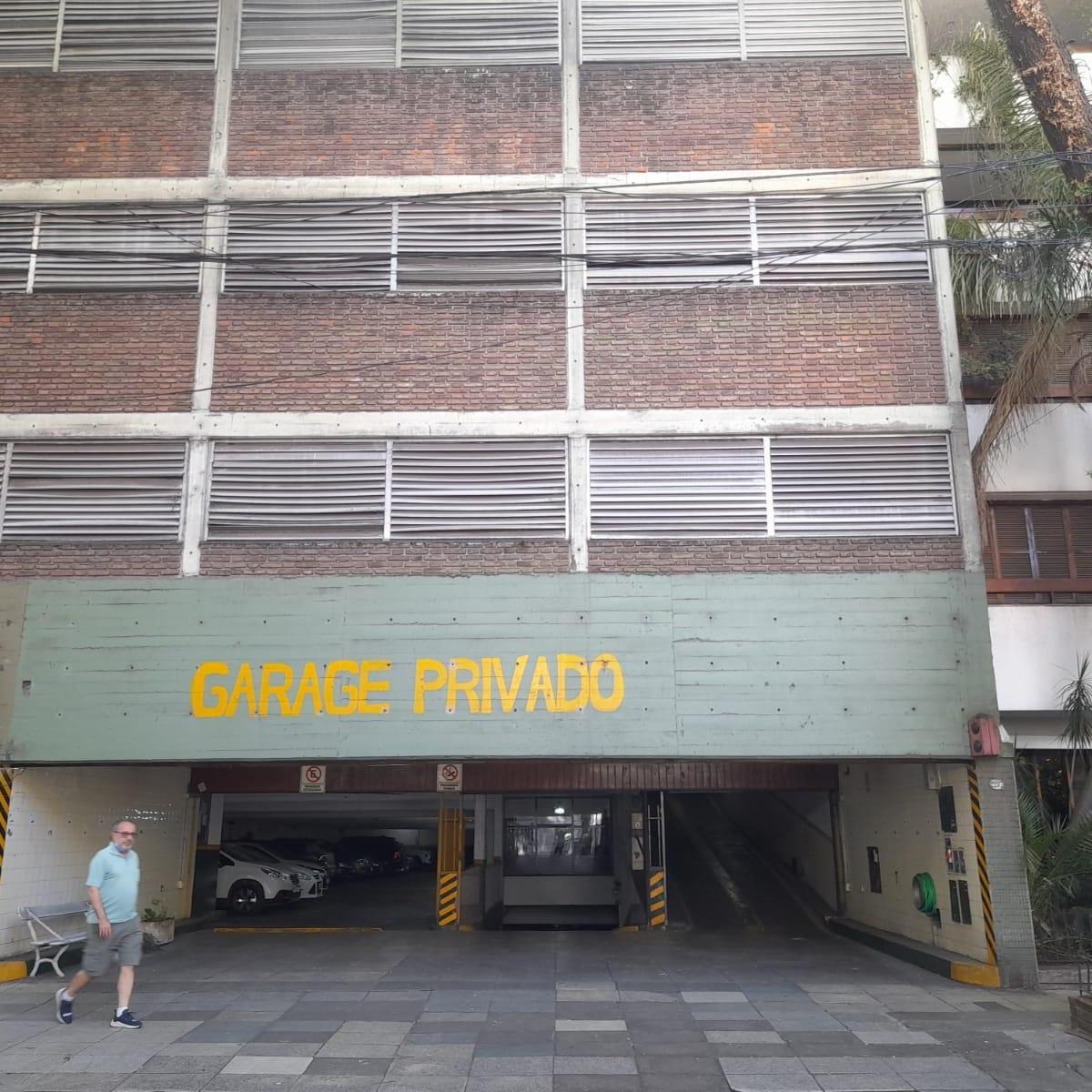 Excelente Cochera con Capacidad Para un Auto Grande