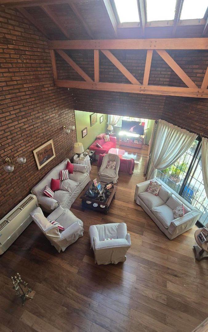 EXCELENTE CASA DE 5 AMB EN LOTE PROPIO