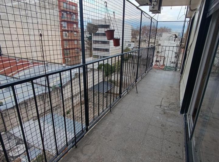 Depto como nuevo 3 amb Cfte Flores 3