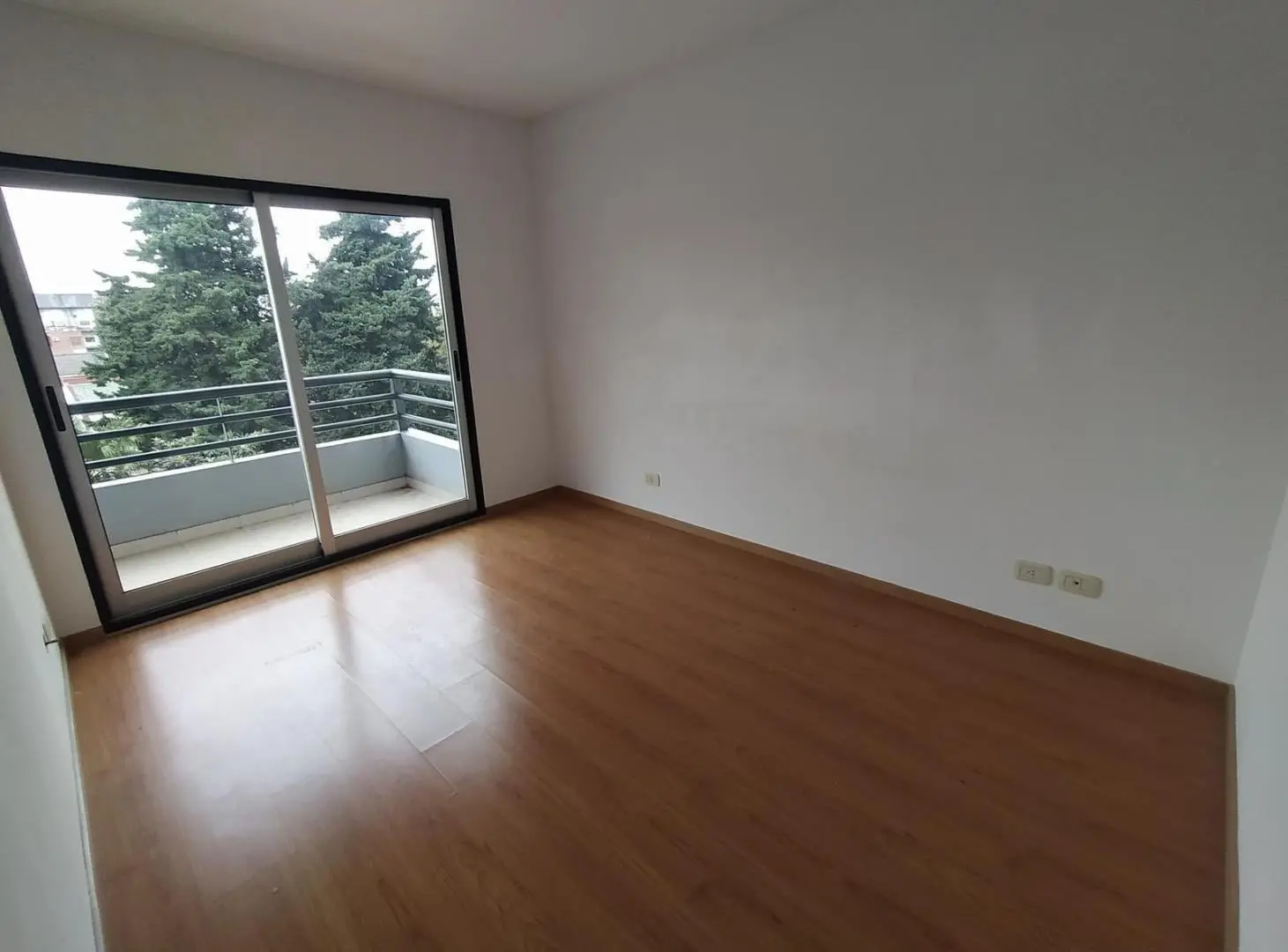 Depto 3 ambientes amplio al CFTE balcon aterrazado 2 baños completos cochera fija 4