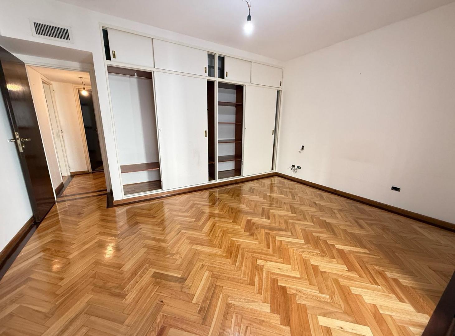 Foto de Piso de 180 m2 Balcón aterrazado y cochera fija en Recoleta a pasos de, imagen 2