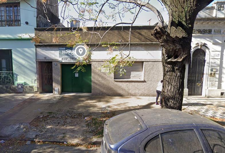 Terreno con casa en Flores