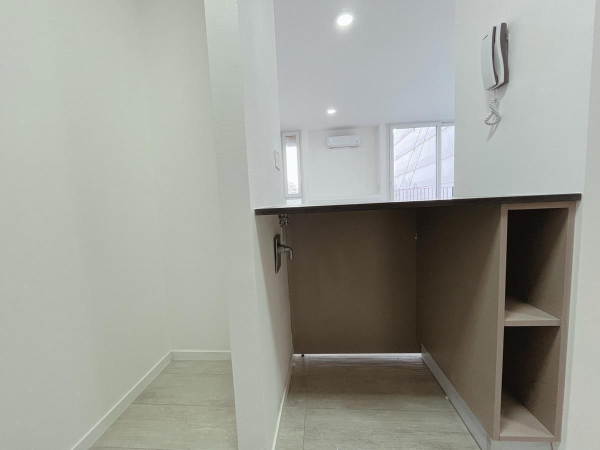 Departamento de un ambiente en Almagro con balcón