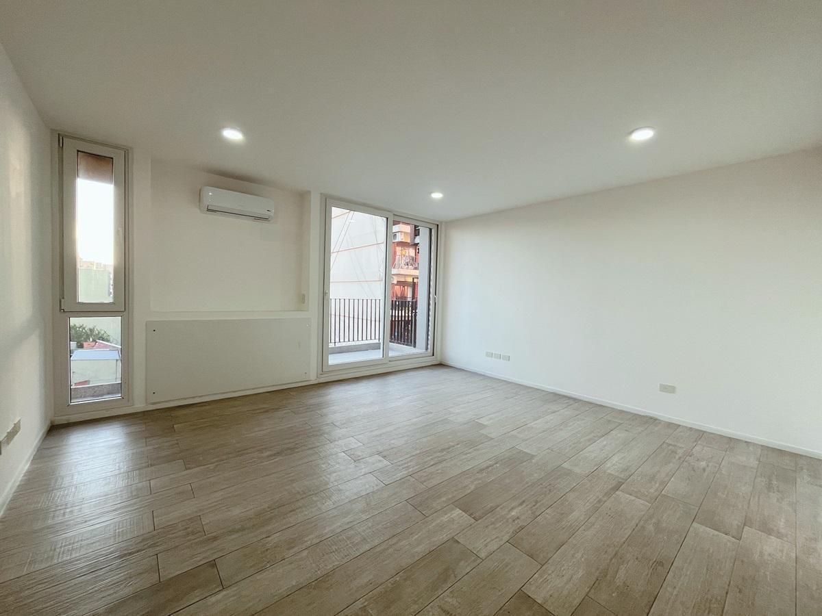 Departamento de un ambiente en Almagro con balcón