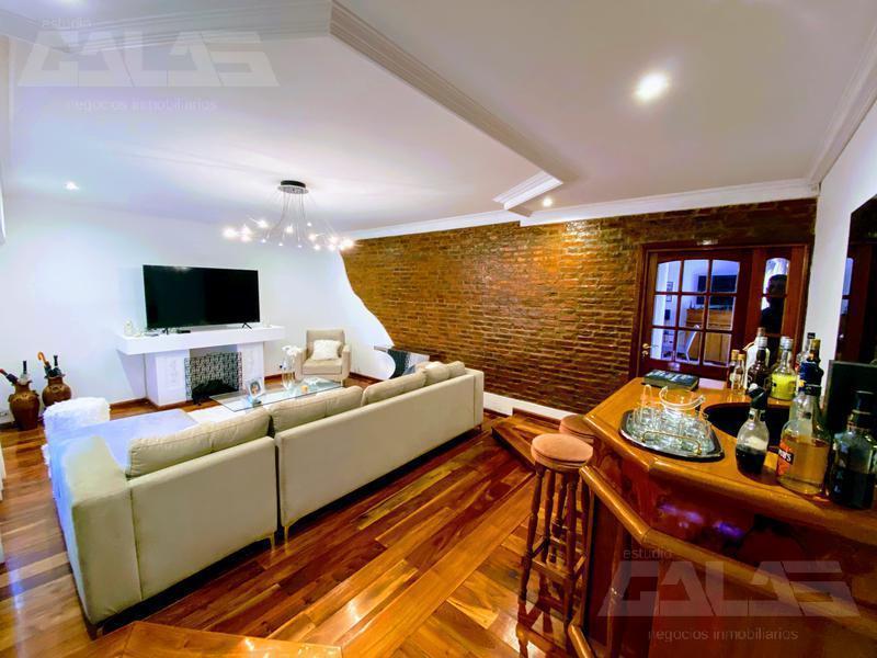 Hermoso Chalet de 5 Ambientes con Detalles de Categoría y Terminaciones de Primera Calidad! 2