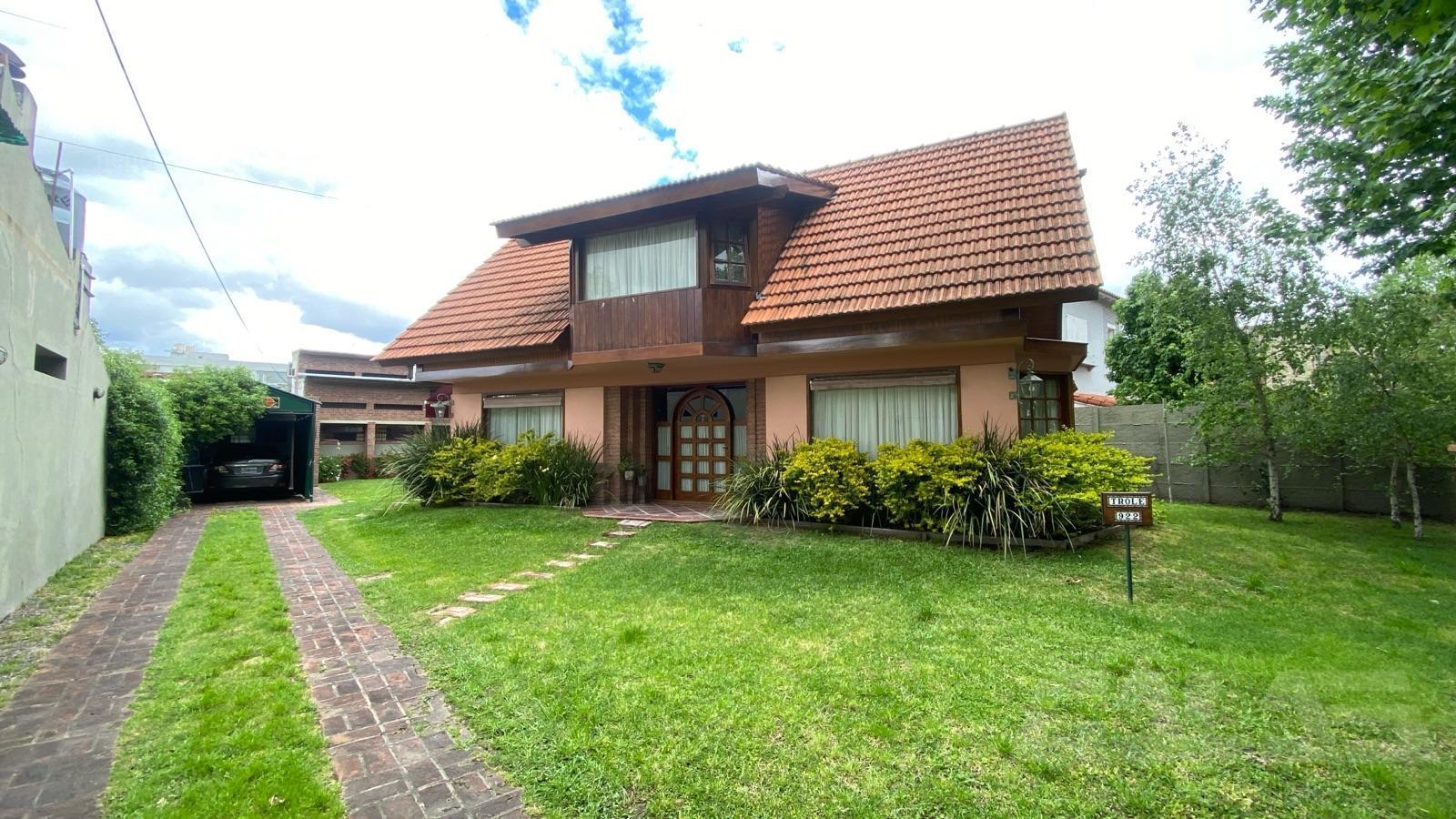 Casa en venta 4 ambientes con jardín y cochera en Ituzaingó Norte