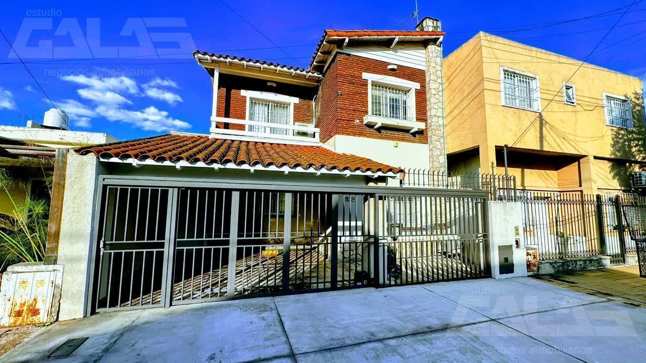 Venta Casa moderna 4 ambientes con piscina climatizada en la mejor zona de Castelar Norte 3