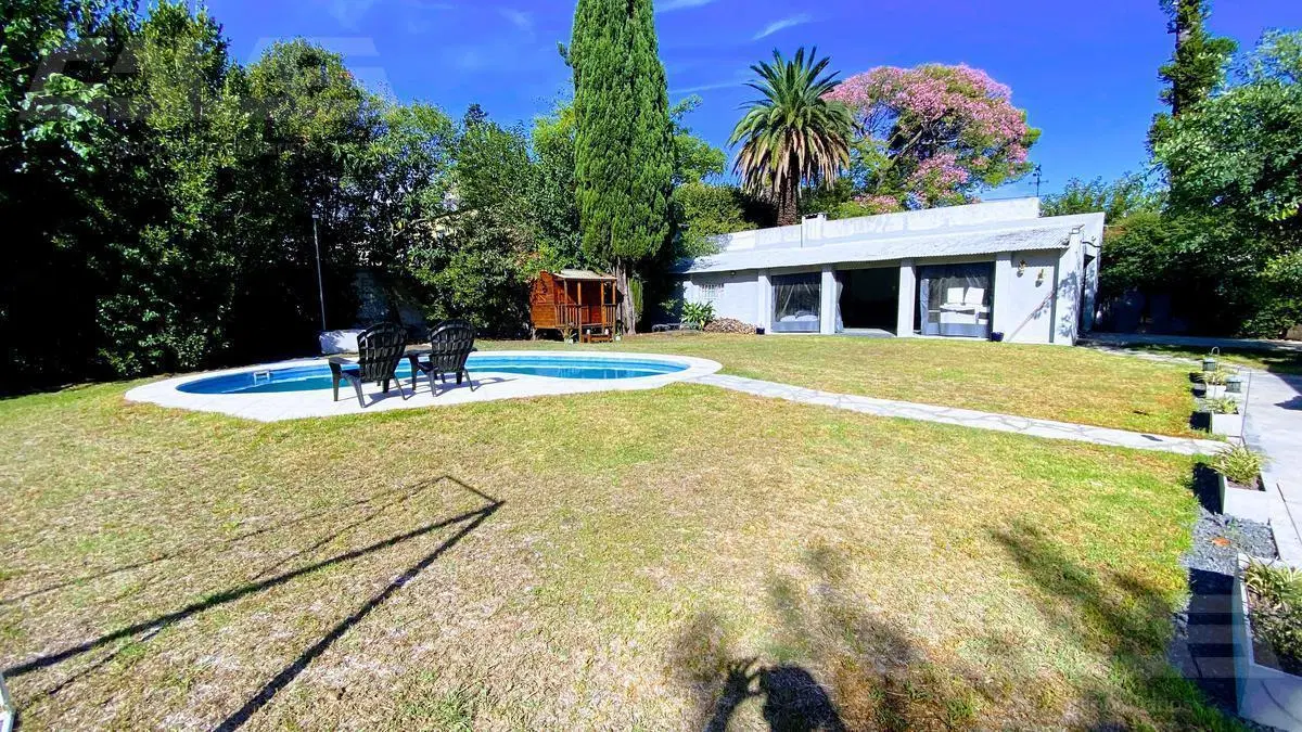 Hermoso chalet modernizado con parque de 1100m2, quincho con parrilla y piscina!!! 4