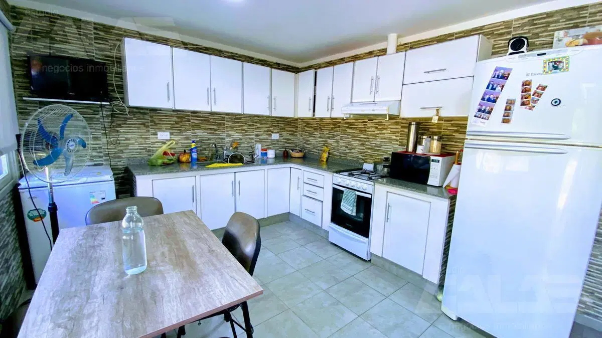 Hermoso chalet modernizado con parque de 1100m2, quincho con parrilla y piscina!!! 5