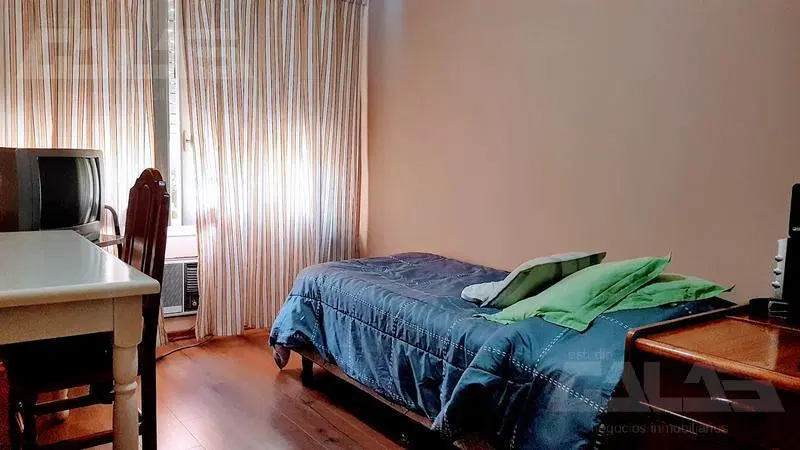 Chalet 5 amb. en una planta con pileta, quincho y cochera para 3 autos en zona residencial 5